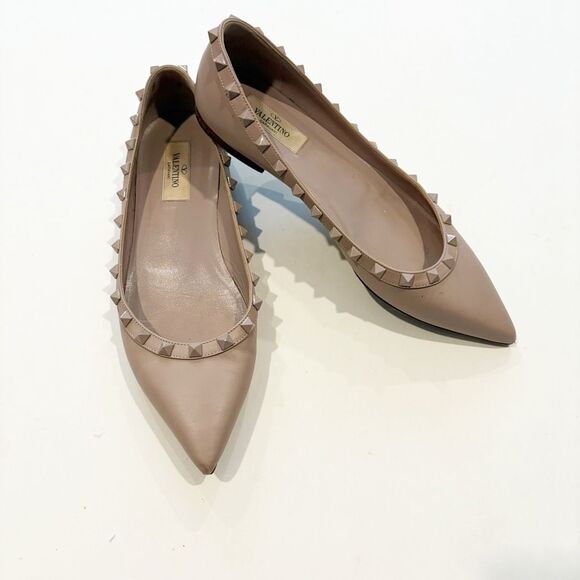 Valentino Garavani size 39 or 8.5 Pointed Toe Rock Stud Ballet Flats Beige - Picture 1 of 9